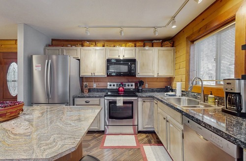 Kachina Village Cabin | Cabin with grill, outdoor dining, & fireplace - drive minutes to hiking