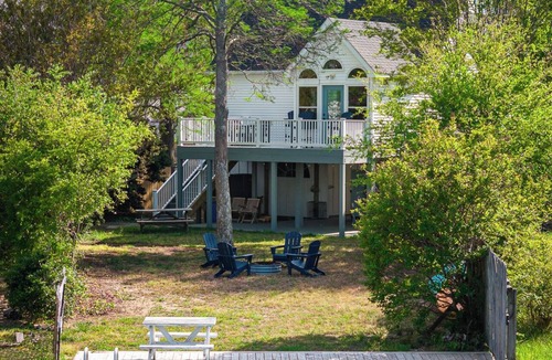 Colington Harbour House | Canal front Retreat with Kayaks, Paddle boards and Fire pit. Newly Furnished!