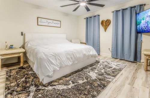 South Venice House | Casa Azul - Your Tiki Bar Escape, Game Room & Seashell Backyard