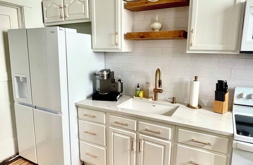 Historic District - North Condo | Charming 1-bedroom condo that sleeps 4 in enchanting Savannah on Historic Square