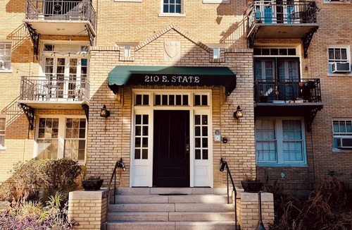 Historic District - North Condo | Charming 1-bedroom condo that sleeps 4 in enchanting Savannah on Historic Square