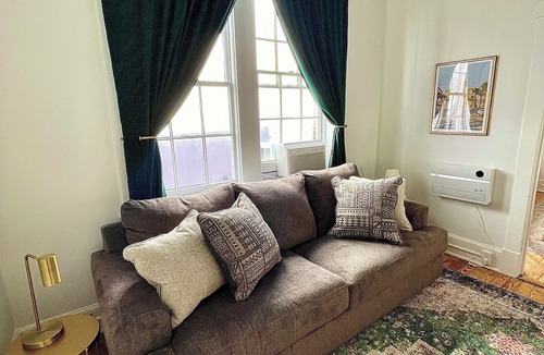 Historic District - North Condo | Charming 1-bedroom condo that sleeps 4 in enchanting Savannah on Historic Square