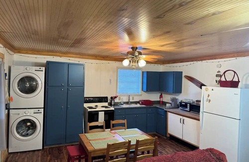 Quitman Cabin | Charming 2-bedroom cabin less than 1 mile from Greers Ferry Lake boat launch