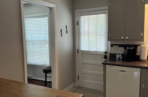 Mount Pleasant House | Charming 3 BR near downtown Charleston , in Desirable Mt. Pleasant