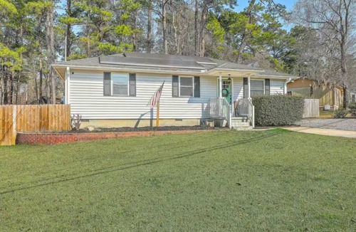 Lincolnville House | Charming 3BR Summerville Home with AC, Fire Pit, BBQ & Relaxing Outdoor Space
