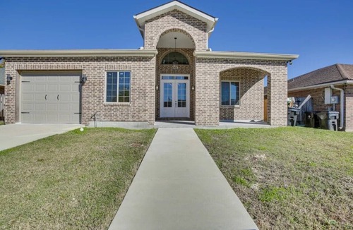 West Lake Forest House | Charming 4-bedroom bungalow with WiFi and AC in vibrant New Orleans