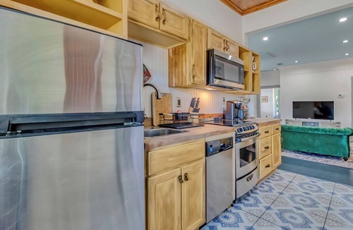 Savannah Victorian District House | Charming 4BR Townhouse w/Porches In Historic District Walk to Forsyth Park