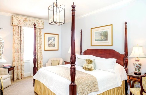 Charleston Historic District Hotel | Charming Charleston Room with Access to historic City Market