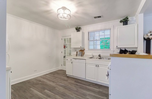 Summerville Historic District Cottage | Charming Cottage in Historic Summerville! 2-Bed 2-Bath Walk to shopping/dining!