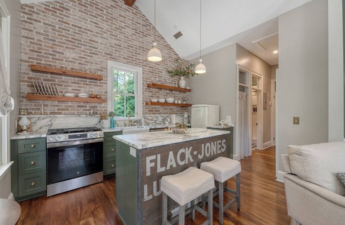 Summerville Historic District Cottage | Charming cottage in historic Summerville 1 king, 1 set bunk beds, heated pool