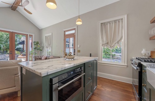 Summerville Historic District Cottage | Charming cottage in historic Summerville 1 king, 1 set bunk beds, heated pool