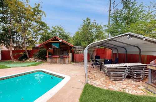 Goose Creek House | Charming home- Dog Friendly, Private Pool w/Private Putting Green