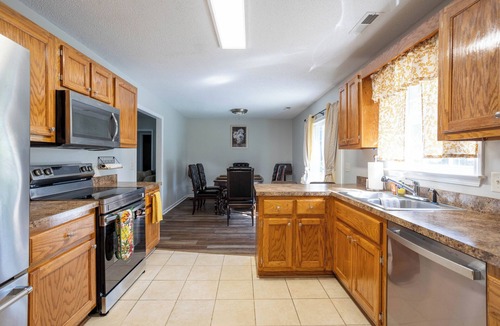 Oakland House | Charming renovated 3-bedroom home in Dalzell with WiFi and fully furnished