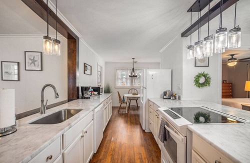 Mount Pleasant House | Cheerful 4br/1.5ba Farmhouse Close to Shem Creek!