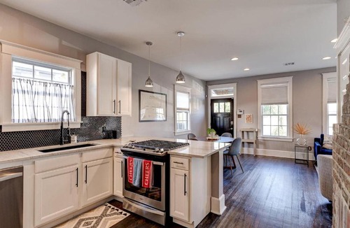 West Riverside House | Chef's kitchen & clawfoot tub near French Quarter