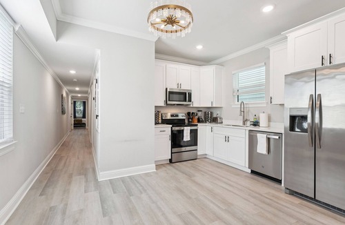 Mid-City House | Chic Group Retreat w/3 En-Suite Baths. Near French Quarter Walk to Streetcar