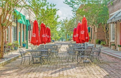 Summerville Historic District Apartment | Chic Loft over The Azalea Cocktail Bar & Gardenn