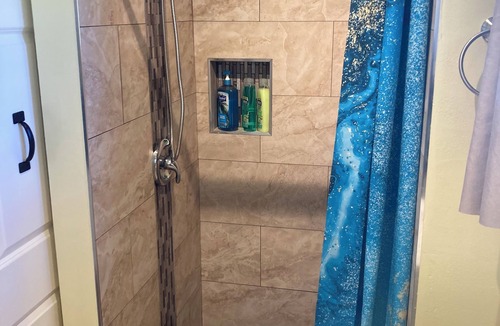 Ridge Wood Heights Apartment | Chic studio with WiFi and AC in tranquil Sarasota