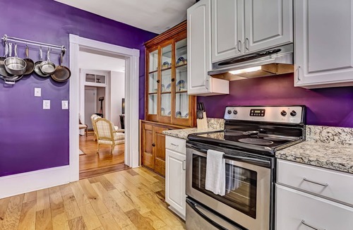 Historic Downtown Savannah Apartment | Classic Jones Street Apartment-Off Street Parking Spot Included!
