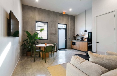 South 7th Ward Bed & Breakfast | Claudia - Unit 2 | Sense of Calm and Relaxation, Walking Distance to the Excitem
