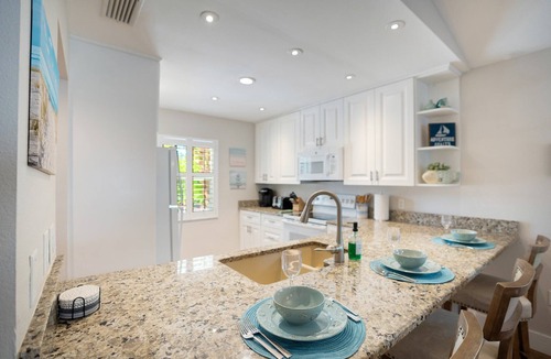 South Sarasota House | Coastal Cottage: Renovation Sleep 6 Hot tub, Pool