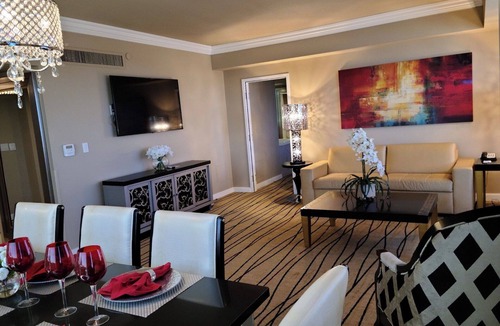 Winchester Condo | Conveniently located just one block off the famed Las Vegas Strip,