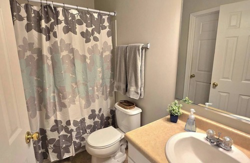 Goose Creek House | Cozy 2-bedroom house with King Bed
