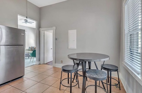 Savannah Victorian District Condo | Cozy and Comfortable, 2 bedroom, screened porch, Walk to Forsyth Park