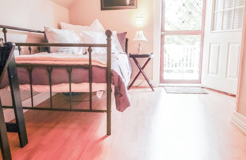 Eureka Springs Historic District Bed & Breakfast | Cozy, Budget-Friendly Eurekan Room in Historical B&B for Solo Travel-The Peddler