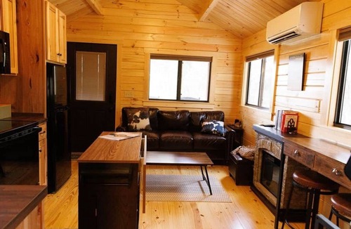 Jones Mills Cabin | Cozy Cabin w/Private Hot Tub & Fire Pit Near Hot Springs