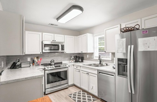 Beaufort House | Cozy Cottage, Deck + Yard, Near Downtown & 10 min to Parris Island
