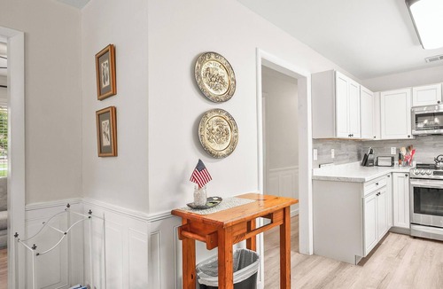 Beaufort House | Cozy Cottage, Deck + Yard, Near Downtown & 10 min to Parris Island