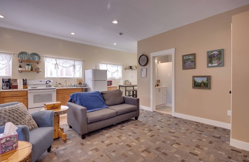 Old North End Apartment | Cozy Couple's Retreat 5 Mi to Garden of the Gods!