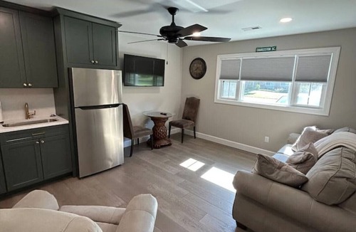 Charleston House | Cozy Couples Retreat | 10 Min to Beach & Downtown