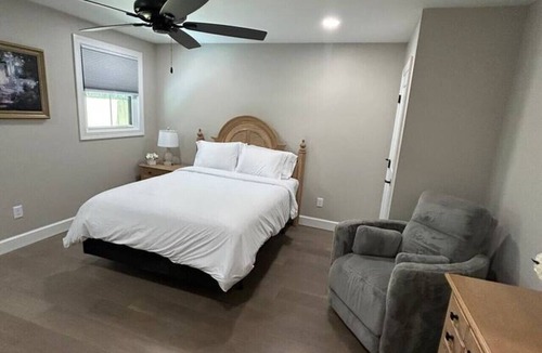Charleston House | Cozy Couples Retreat | 10 Min to Beach & Downtown