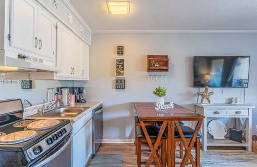 Folly Field Condo | Cozy Crab - Delightful 1-bedroom condo, 2 minutes from beach on Hilton Head