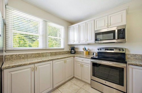 South Beach House | Cozy Dog-Friendly Cottage Near Salty Dog Cafe