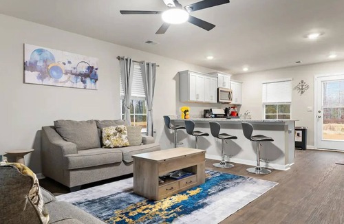 Brookdale House | Cozy & Inviting Your Home Away From Home 3BR Sleeps 6 Quiet & Comfortable