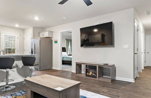 Brookdale House | Cozy & Inviting Your Home Away From Home 3BR Sleeps 6 Quiet & Comfortable