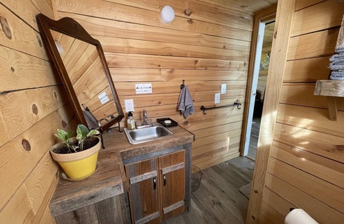 Everton Cottage | cozy Little House next to Pond w/scenic farm views. Pet friendly!