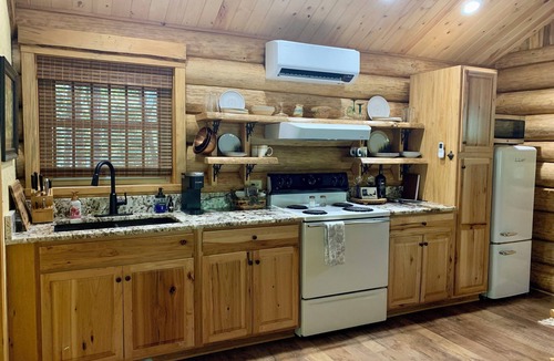 Royal Cabin | Cozy LOG CABIN in the woods w/hot tub & deck. Near Lake Ouachita & Hot Springs