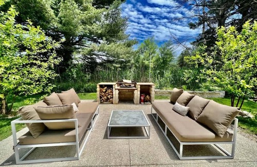 Harbert House | Cozy Luxury Bungalow with Hot Tub & EV Charger