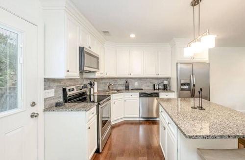 North Charleston Villa | Cozy, Modern Townhome - Walk to Park Circle!