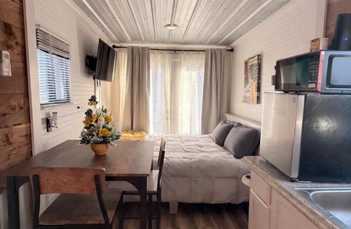 Fluker House | Cozy Rooftop Container with Hot Tub - 15 min from Franklinton & 19 mins to the Bogue Chitto State Park
