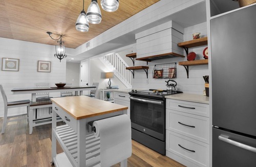 Olde Town House | Cozy three bedroom cottage near the May River with a pool and boat parking