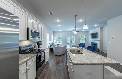 Eatonton House | Crane Lane Luxe Retreat Modern 3BR Townhome Pool & Day Dock Access