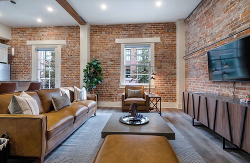 Arts/Warehouse District Apartment | DOUBLE UP ✌🏽Enjoy 2 Levels of Accommodations in the Heart of DOWNTOWN Balconies on Each Level!