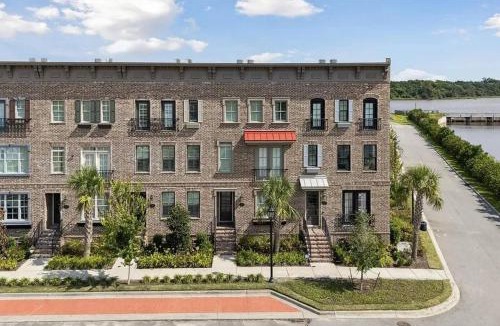 Hitch Village - Fred Wessels Homes House | Downtown Riverfront Luxury, Steps to River Street