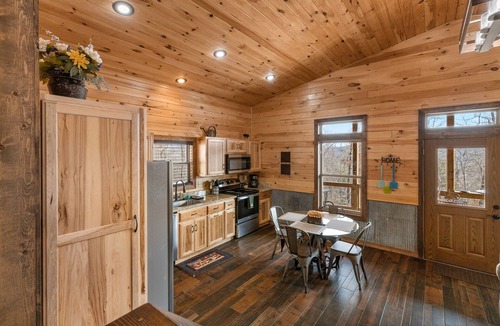 Marble Falls Cabin | Elegant Cozy Cabin, Jetted 2 person tub, fireplace, king master, canoeing, WIFI