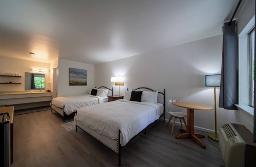 Eureka Springs Historic District Resort | Enjoy the charm of Queen Suite Number 8 at GloryDayz!